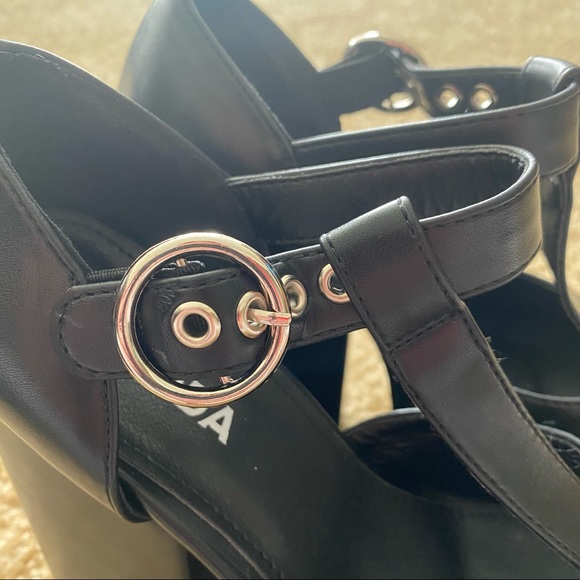 Black platform heels - Picture 9 of 10